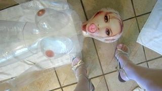 Éjaculation sur une poupée transparente