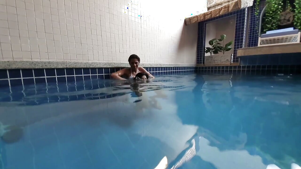 Control Extreme Underwater - the Perfect Ass Squizing