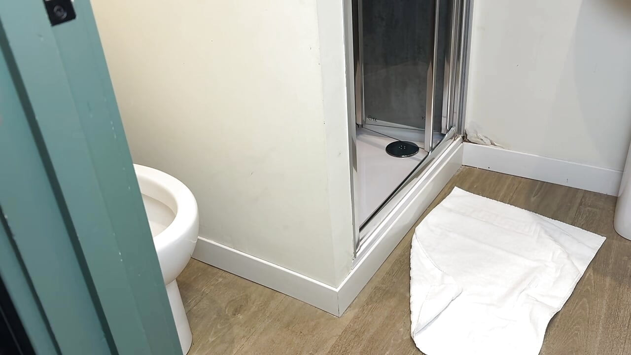 Mrs Mature Feet Peeing in the Shower 510