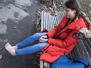 Schmutzige Füße im Park werden von einem Fremden gereinigt, POV