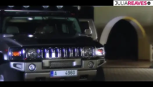 Sarışın orta yaşlı seksi kadın canavar bir yarağı emiyor ve sonra sikiliyor ve ağzına boşaltıyor