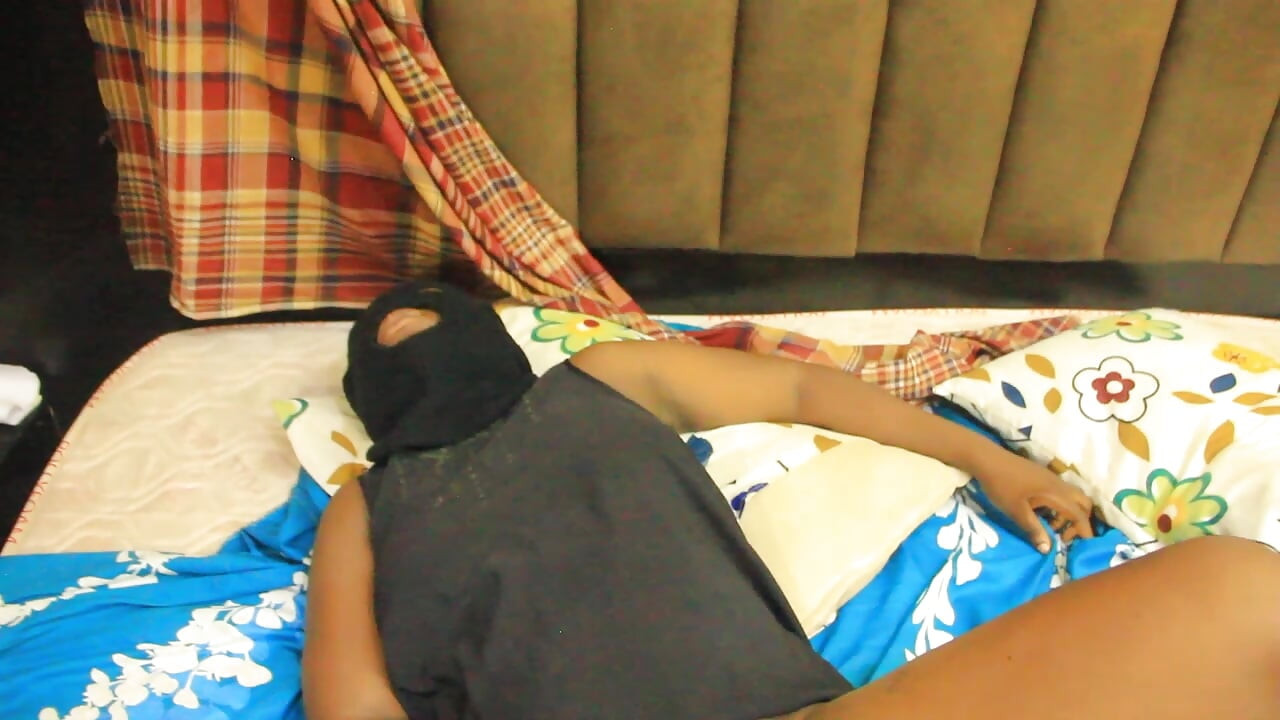 Her Boyfriend Uses Big Cucumber to Satisfy Her Because His Penis Wasn't Big Enough