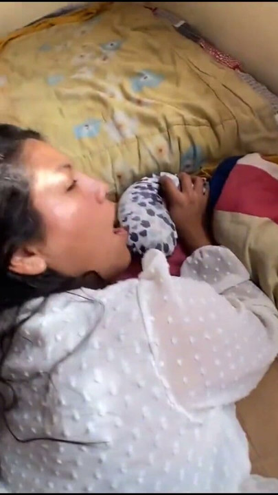 Sikici en yakın arkadaşım çok fazla flörtöz fotoğraf çekiyor ve o kadar heyecanlanıyor ki beni sikmesi için yalvarıyor | Bölüm 1
