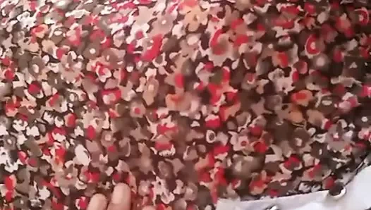 Banyo odasında büyük memeli musterbasyonda heyecanlı amcığını iyi oynuyor