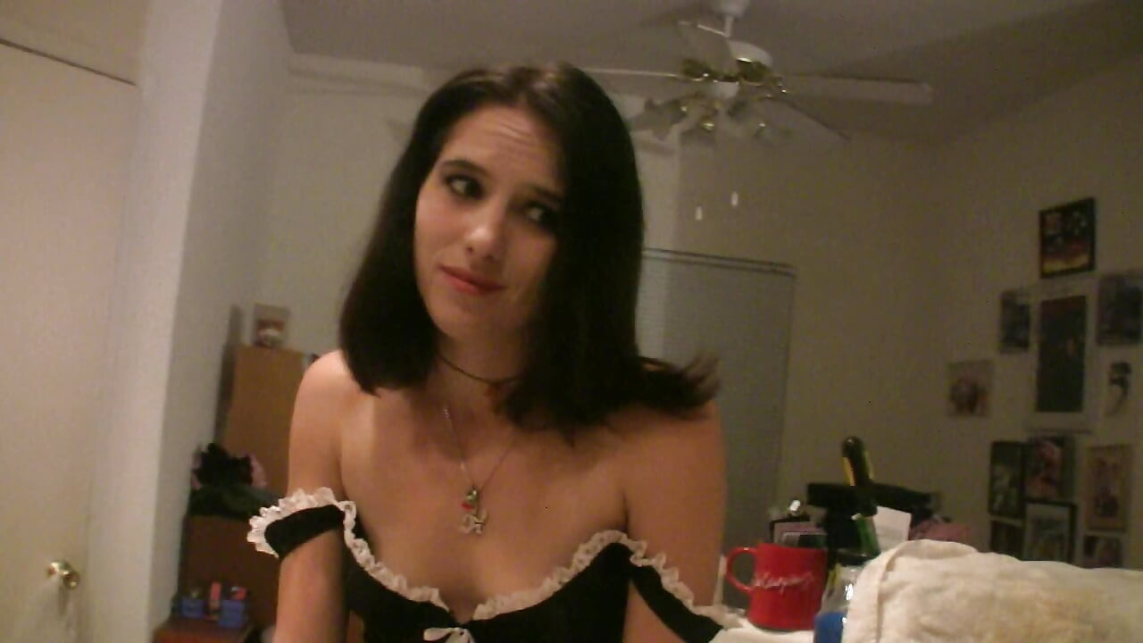 Emechyor kale bal vali kishori rasoee ghar men lnd choosti hai