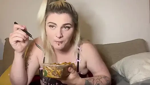 Büyük yağlı Çinli mukbang yiyor