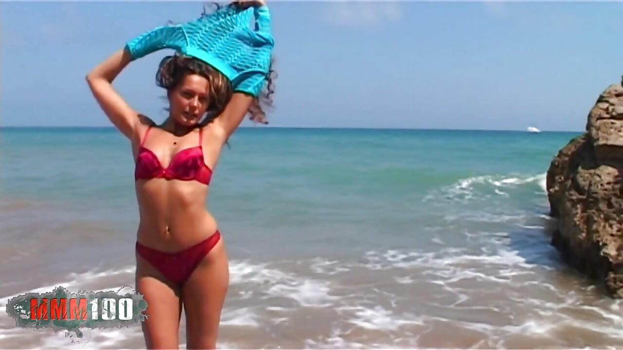 Vayana Bruneta sexy Vayana se dezbracă la plajă