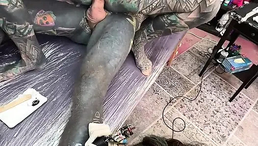 Dövmeli kız memelerini siktiriyor sonra yarağa biniyor ve anal seks yapıyor