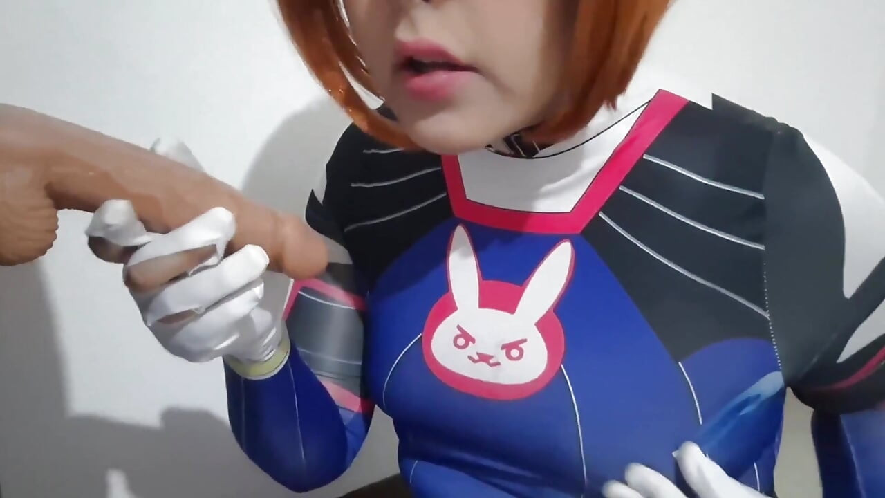 Volledige Versie: Femboy Met Dva Cosplay En BDSM-neusneuken Die Een Pijpbeurt Geven, Sperma Eten En Diep in Keel Aan Grote Dildo