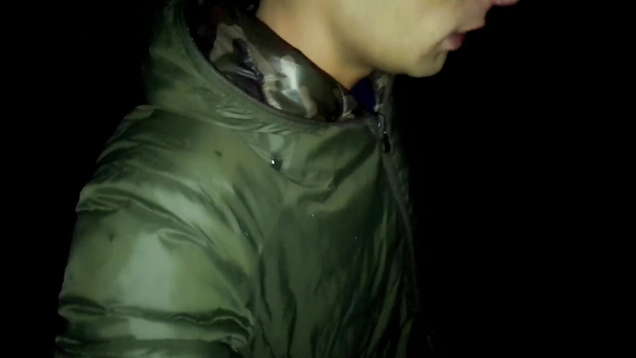 Nacht buitenshuis wandelen met gezicht bedekt met sperma en sperma proeverij (volledige vid)