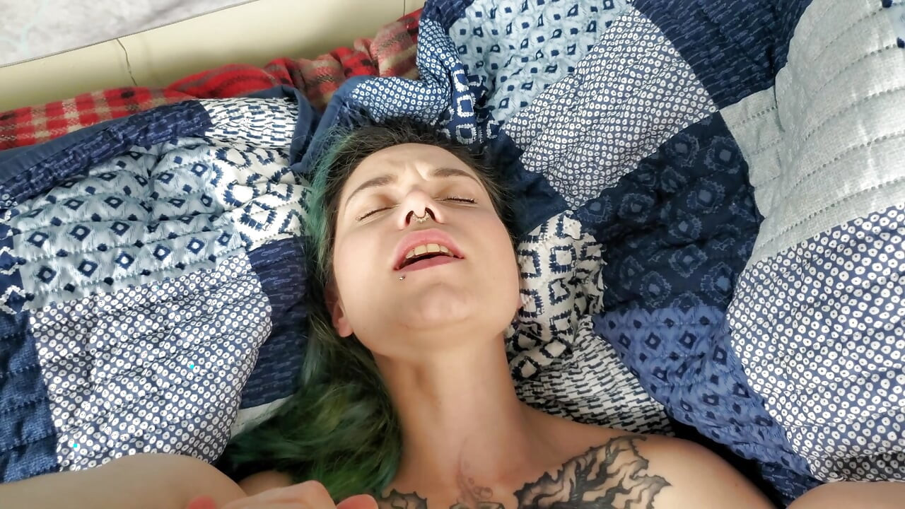 O pulă reală hentai acoperă o fată drăguță în găleți de spermă