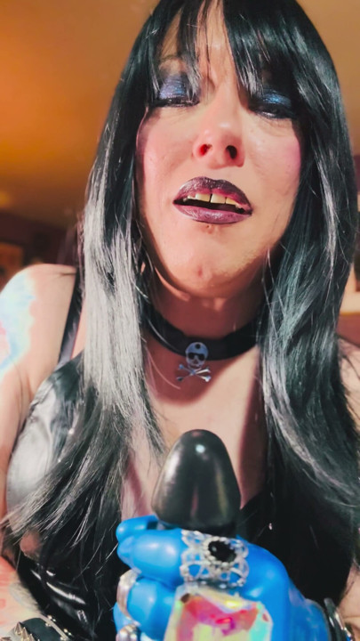 Miss Tina Snua te da instrucciones para pajearte y corrértelo todo sobre mis guantes y anillos - JOI CEI de látex | Clip 1