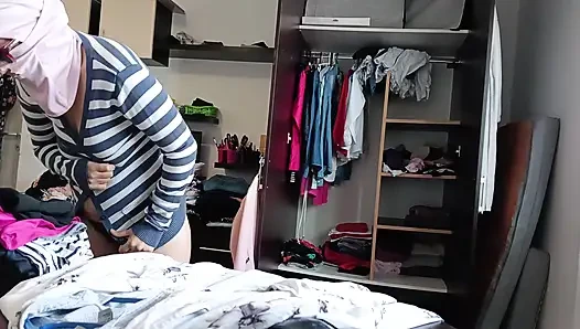 Amatör Kadın Kıyafetlerini Denerken Ve Keserken Eğleniyor.