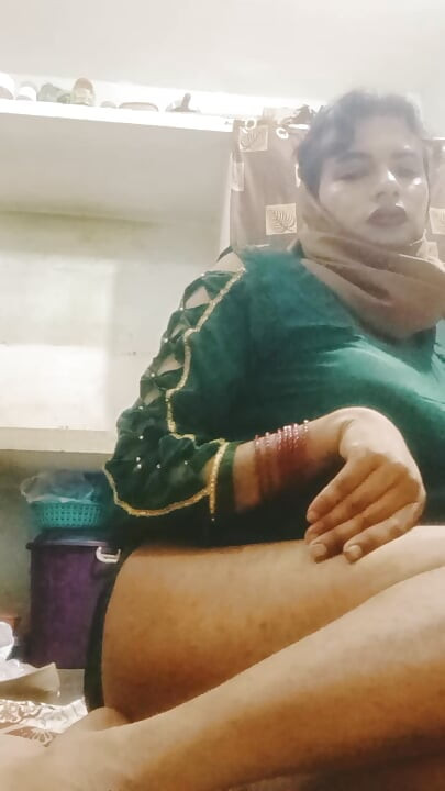 Green suit main sexy dikhti hui urvashi rani
