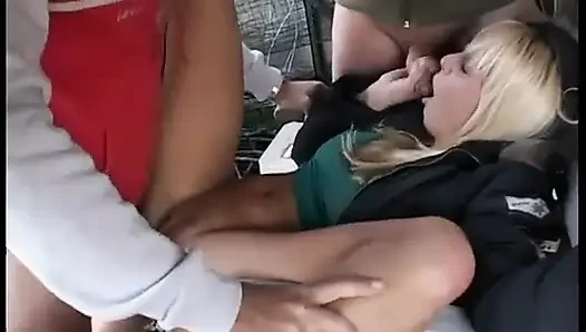 Sarışın, utangaç ve kötü bir kız arkadaşı tarafından iki sert eşlik tarafından açık