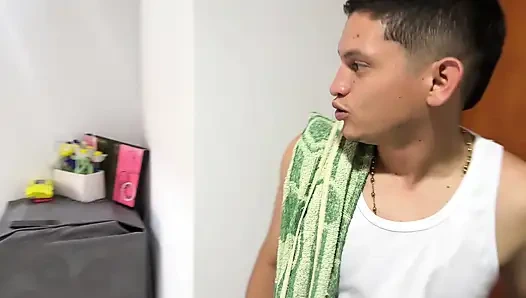 Aku melihat saudara tiriku yang gemuk telanjang di ruang tamu dan memberinya seks tersulit dalam hidupnya