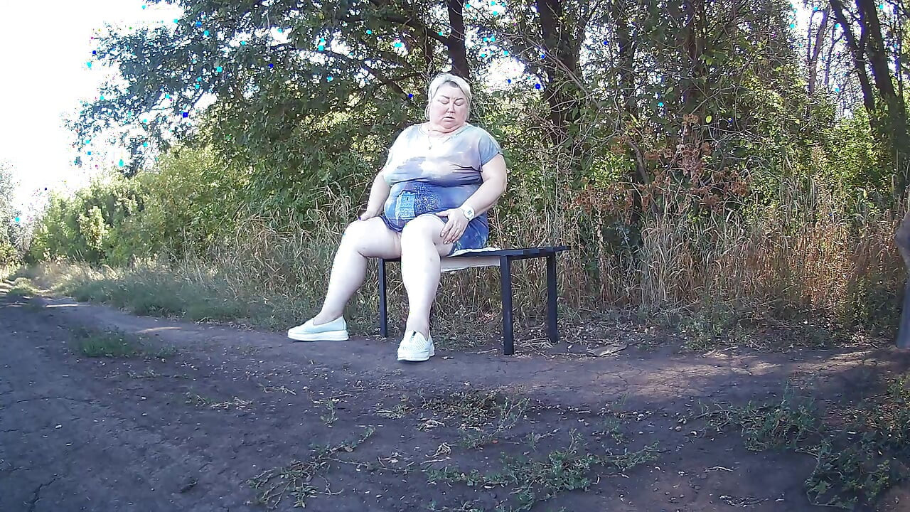 Svekrva u parku se skida i masturbira do orgazma na klupi