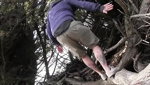 Лесбо трахает пальцами на улице, затем соло мастурбация с Hitachi 2 сцены из 1