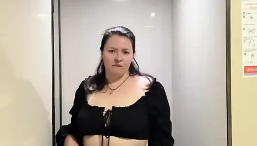 Harika götlü beyaz kız umumi banyoda mastürbasyon yapıyor