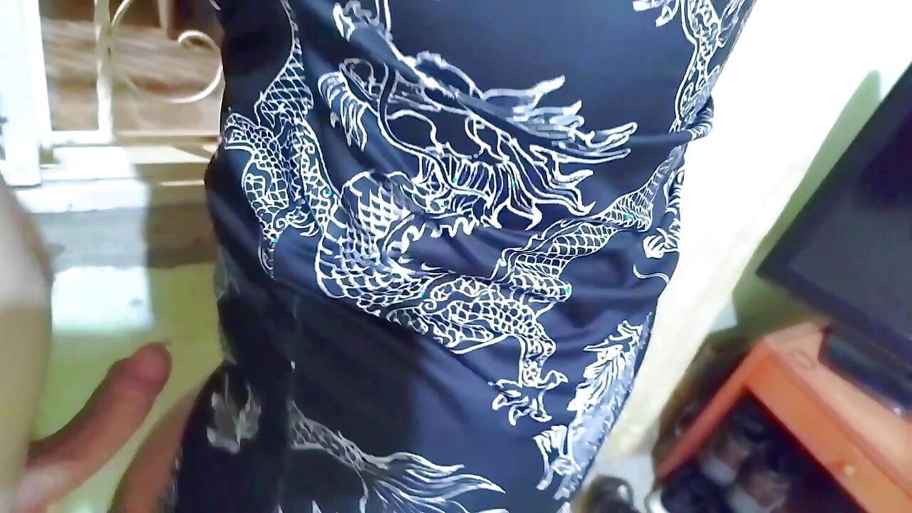 Mostrò il mio nuovo vestito al vicino e finisce per riempirmi di latte