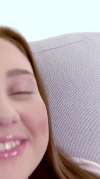 Lana de 18 años juega con un consolador y se la follan duro por el culo