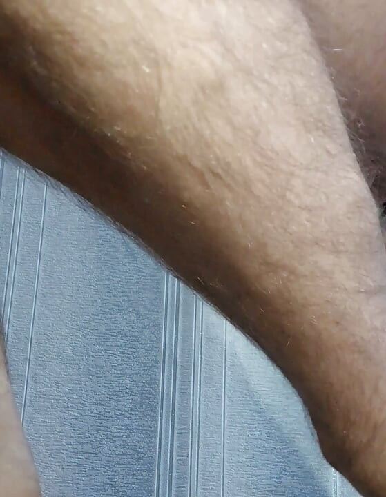 En søt twink knullet sitt eget rumpehull med en stor analball. Mannlig spruting fra en anal orgasme.