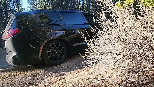 Yol kenarında riley ve logan ile emiyor ve sikişiyor