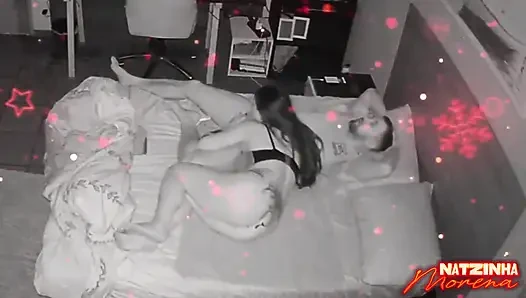 MILF Natzinha, boşalmadan önce büyük göğüslerini ve kocaman klitorisini gösteriyor.