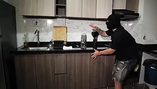Hırsız, Devasa Poposu Ve Mükemmel Vücuda Sahip Etkileyici Bir Kolombiyalı Kadının Evine Girer Ve Sonunda Birlikte Olurlar
