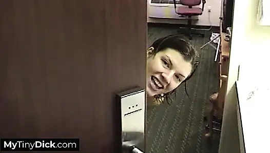 Cewek cantik rambut cokelat nyepong kontol kecilnya habis-habisan di kantor