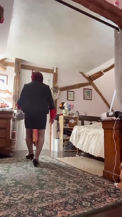 Habillée d’une petite robe bretelle pour une soirée