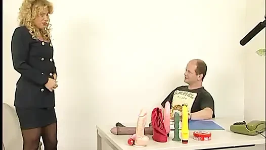 Sarışın orta yaşlı seksi kadın oyuncu seçmelerinde ıslak amını sikiyor
