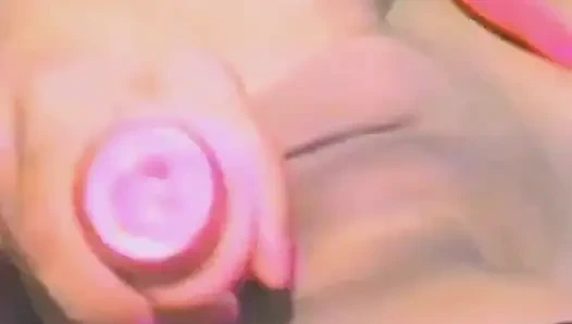 Ein ebenholz-schätzchen fickt sich mit vielen dildos