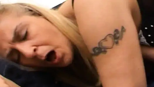 Doyumsuz sürtük tüm sikiş deliklerine sonsuz yarak alıyor