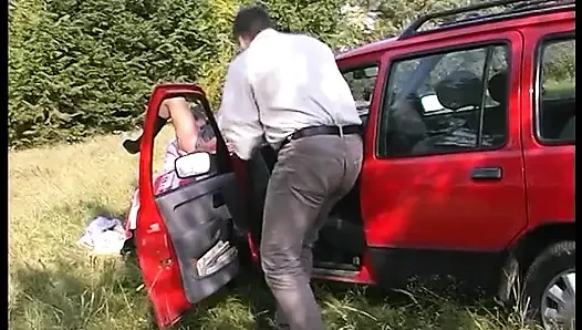 Büyük memeli sarışın amcığı açık havada yalıyor ve çarpıyor