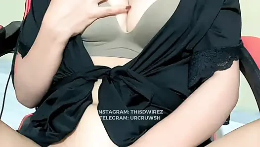 Nettes brünettes mädchen mit süßer muschi masturbiert zu einem intensiven orgasmus