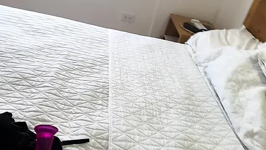 Neden çantamı kontrol ettin? "Arkadaşımın dildosunu valizinde buldum ve bir otel odasını paylaştıktan sonra seks yaptık."