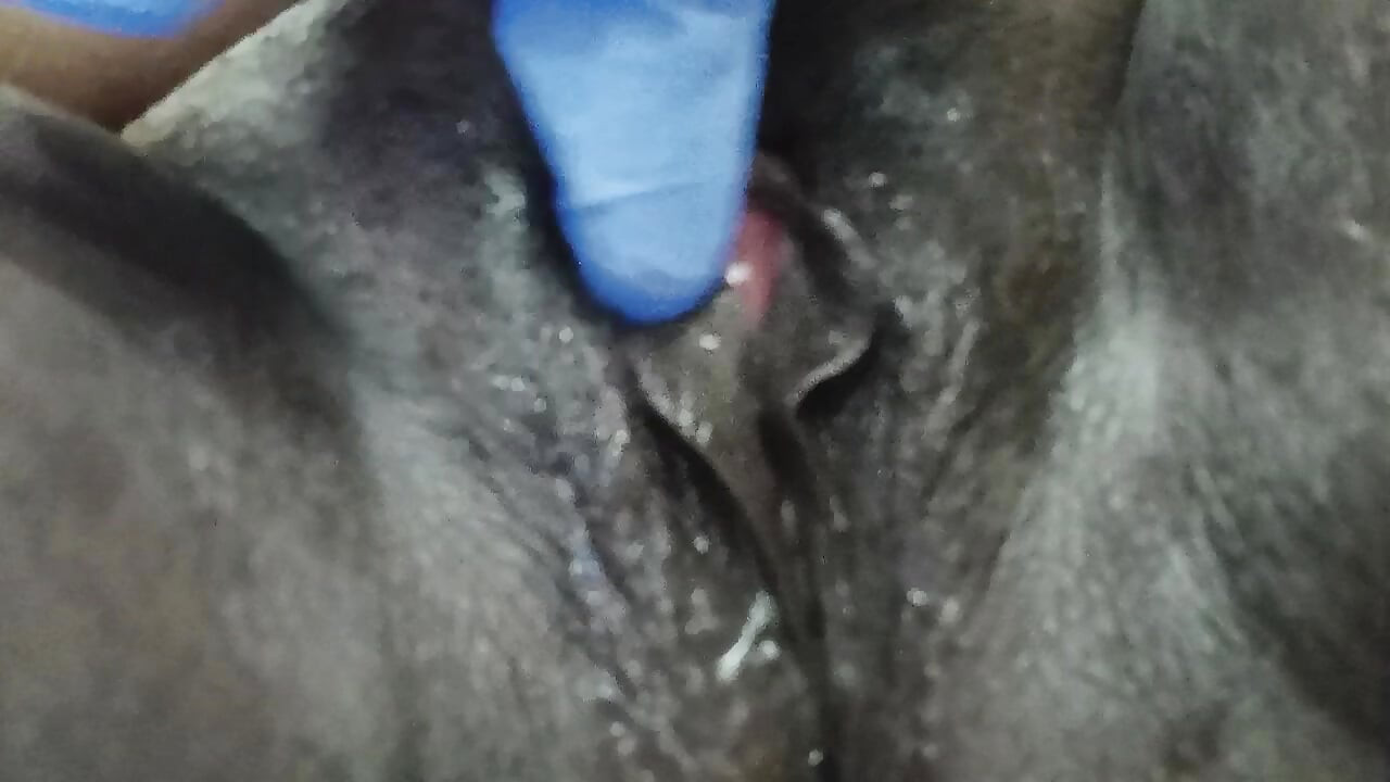 Ketika aku meraba memek gelap gadis lokal.
