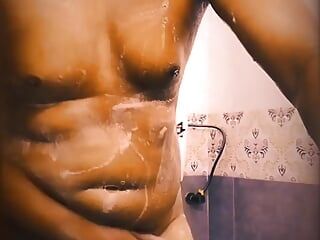 Podczas prysznica wyczyściłem włosy kutasa