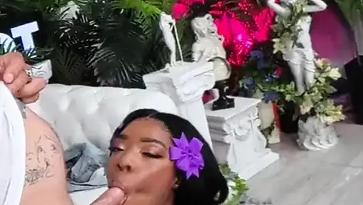 Возбужденная Munro Blaxxx обожает, когда ее трахает Bryan Gozzling