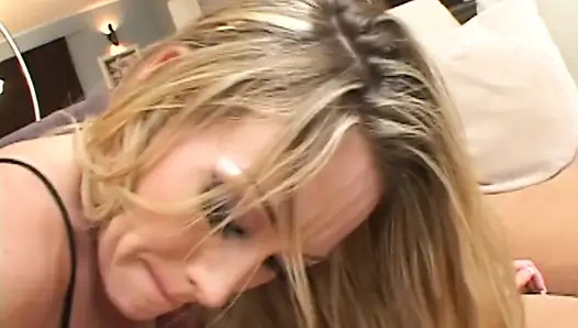 Surga di antara kaki-kaki yang aduhai