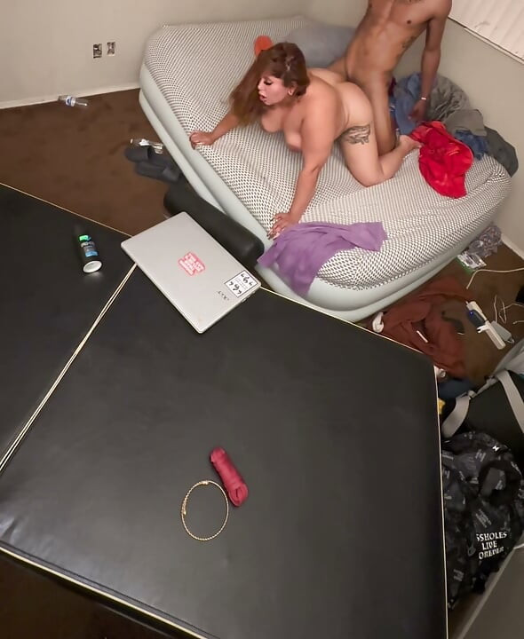 ラテン系の女がこっそり来て、突き出された