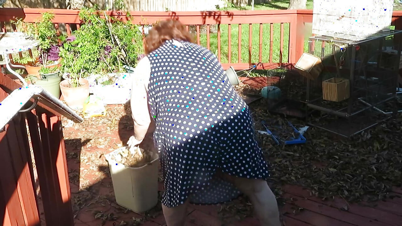 Ich spiele in meinem garten, zeigt meinen baucharsch, beine und fette muschi, während ich meine blätter säubere! roter tanga aus spitze!