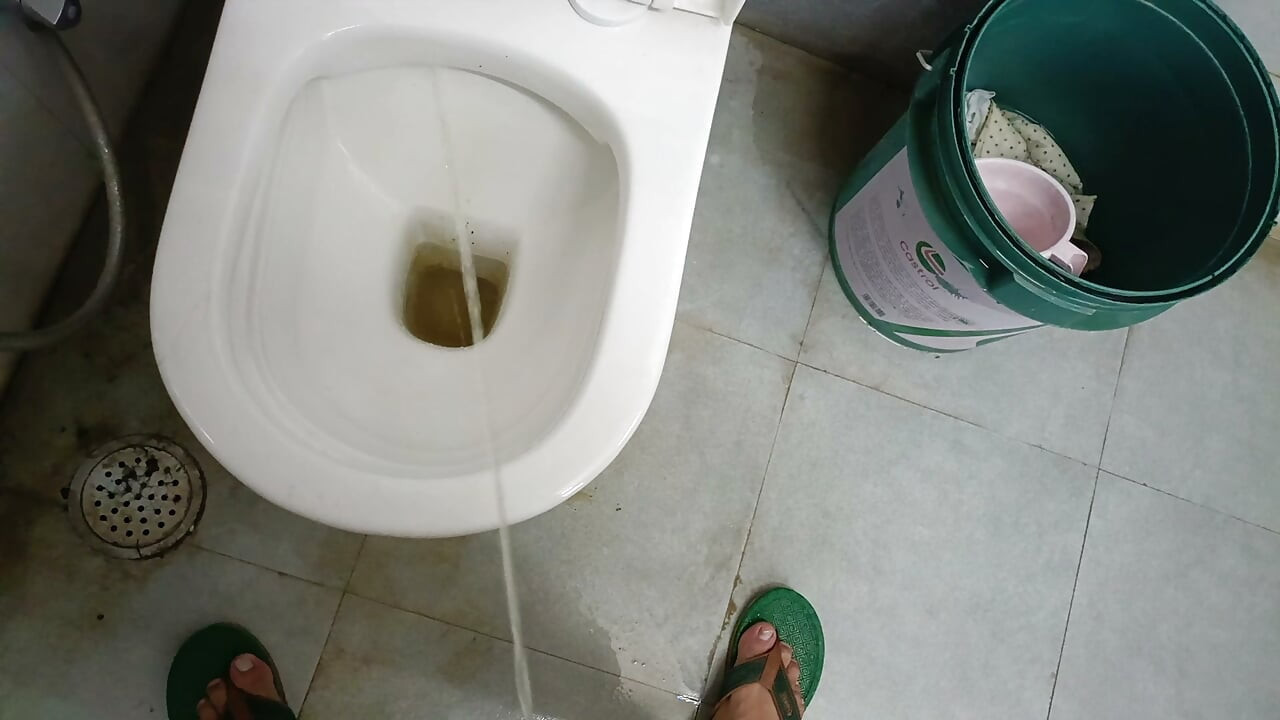Un Indien nu sous la pluie se masturbe avec une énorme bite