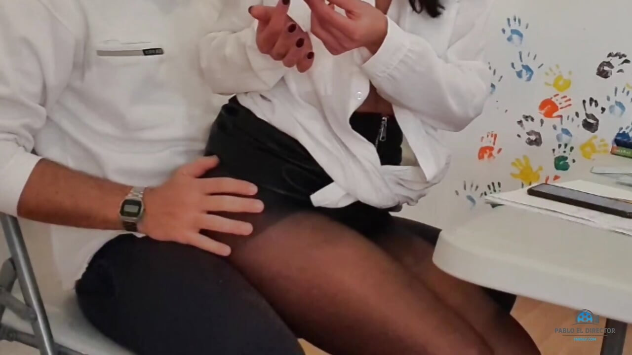 Secretară sexy în prima zi de muncă cu uniformă fierbinte