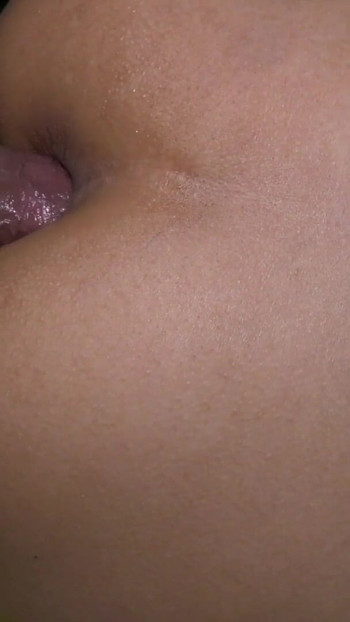 Zapanjujući trenutak iz "O MOJ BOŽE, MUŽ MI JE STAVIO CIJELI KURAC U GUZICU, TAKO JE DOBAR OSJEĆAJ I SVRŠAVA UNUTRA, ANALNI CREAMPIE"