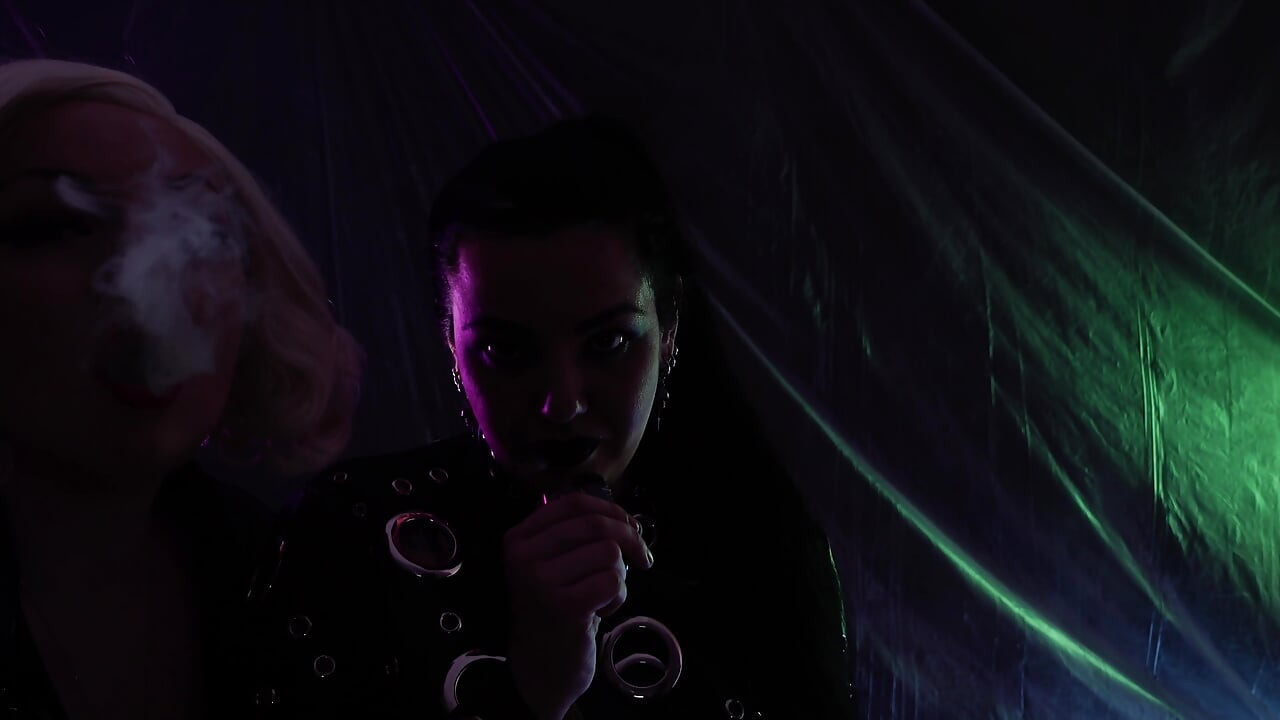 Fetiche de fumar - Lésbica se masturbando devagar com fumaça - Arya Grander e Dredda Dark