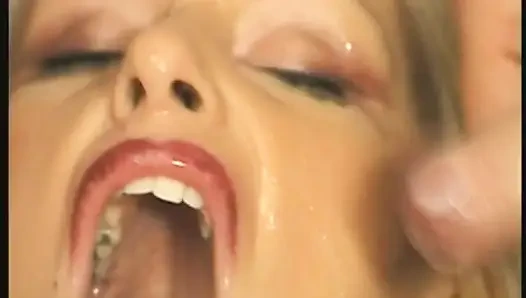 Blonde schlampen trinken sperma aus der bowl im gruppen-gangbang