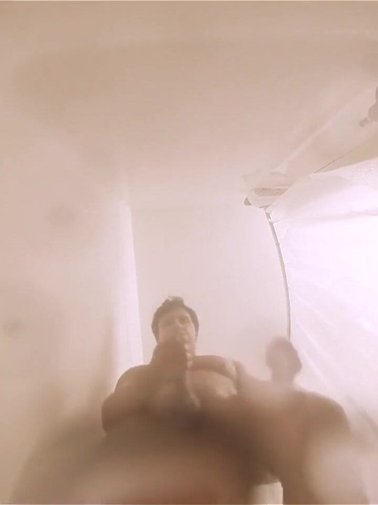 Em primeiro plano - gozada no chuveiro no seu rosto