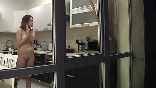 Amatir rambut merah ini nggak tau kalau cewek ini lagi ditonton sambil joget di dapur